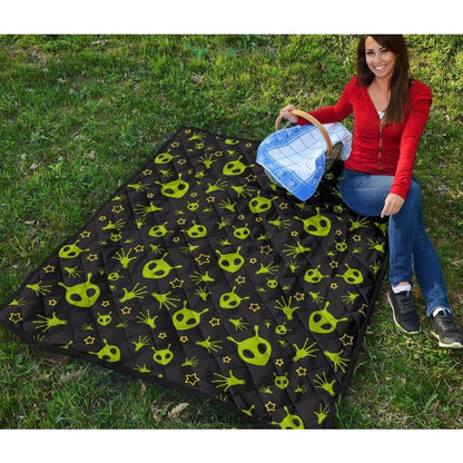 Alien Pattern Print Design 02 Premium Quilt